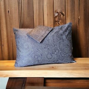 2 pillowcases.Zippered and high quality. 100% cotton